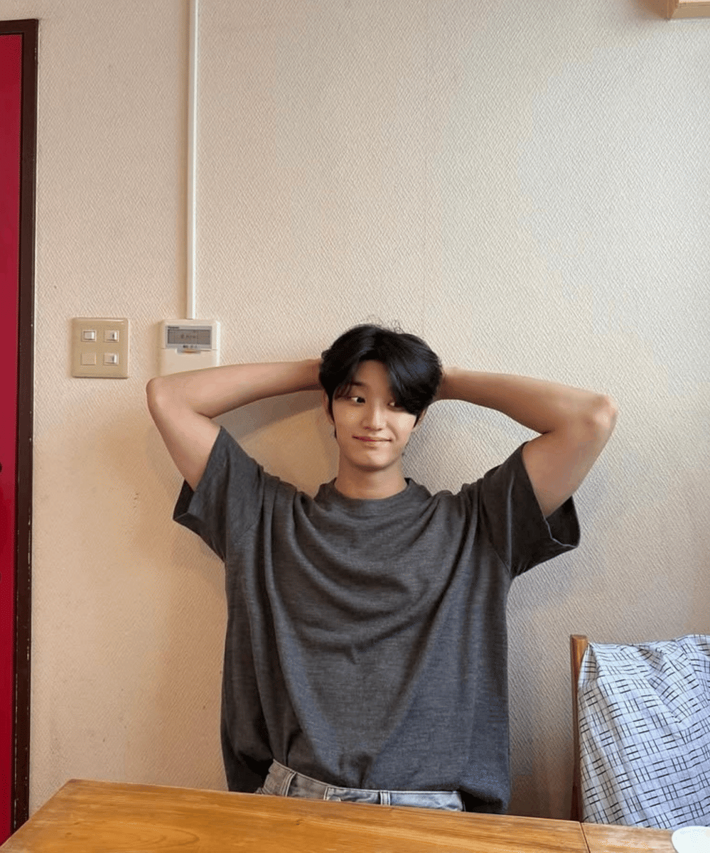Inspirasi Gaya Simpel Artis Korea saat Liburan di Bali (4)
