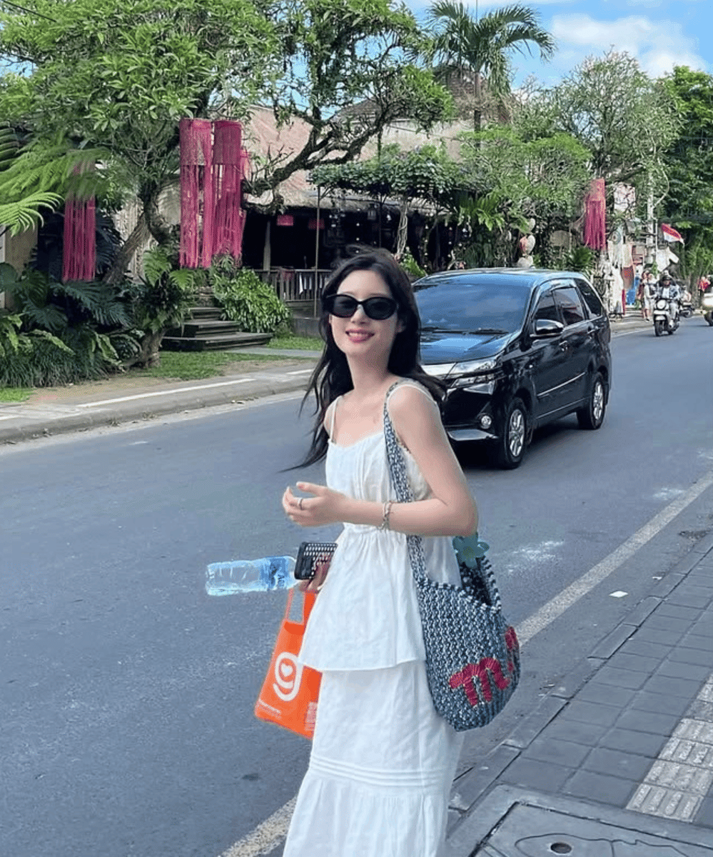 Inspirasi Gaya Simpel Artis Korea saat Liburan di Bali (5)