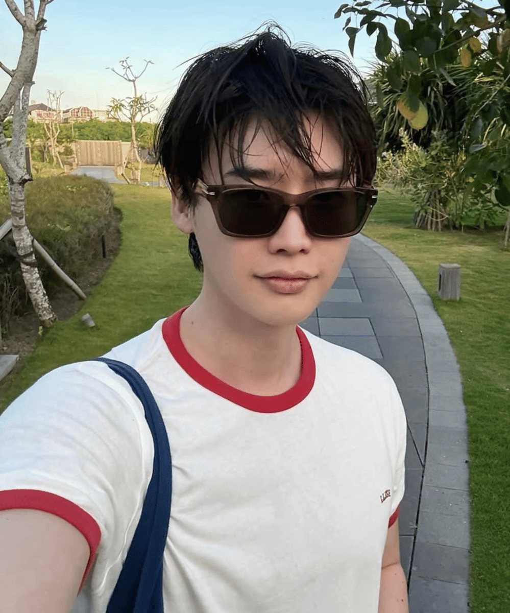 Inspirasi Gaya Simpel Artis Korea saat Liburan di Bali (6)
