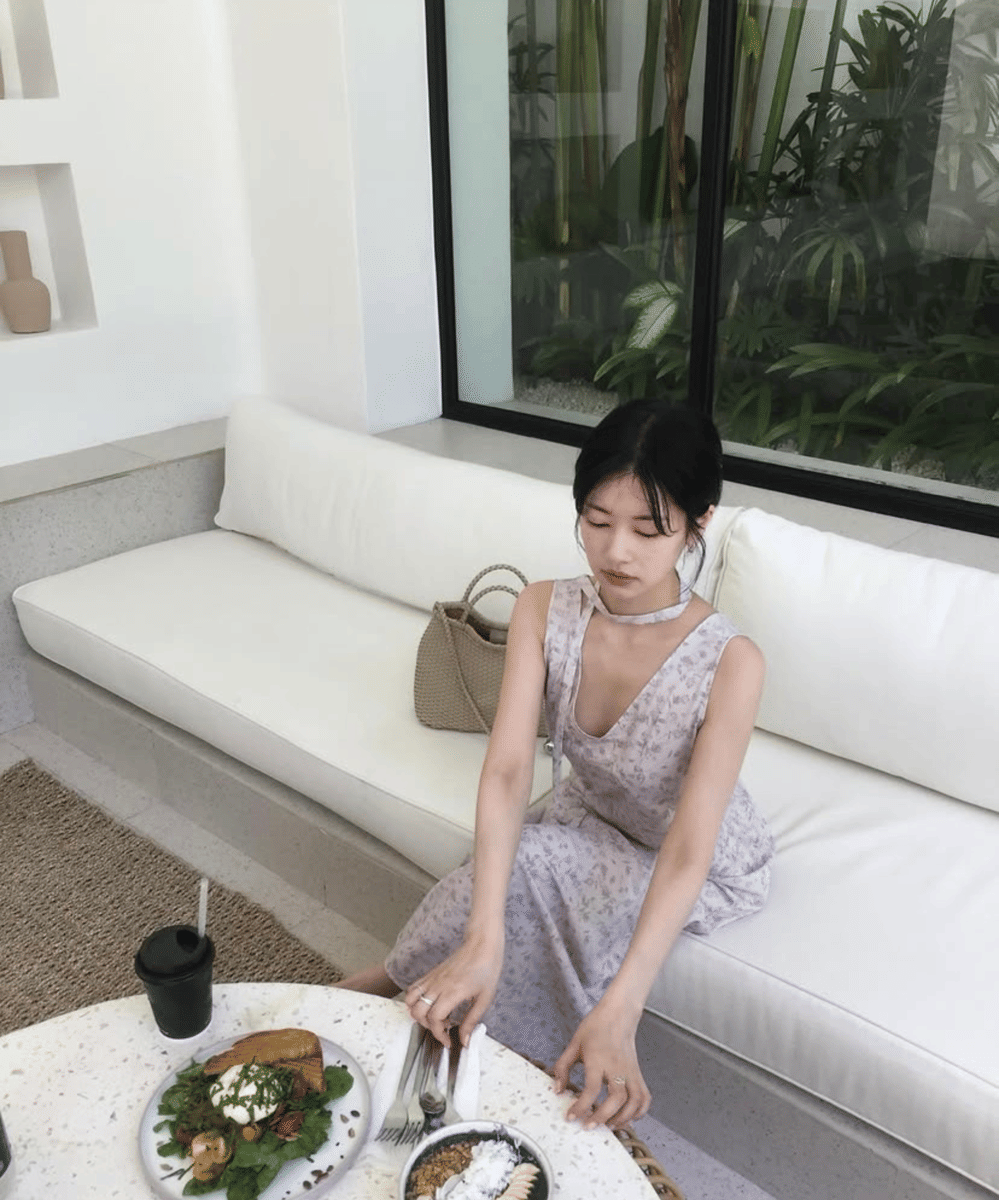 Inspirasi Gaya Simpel Artis Korea saat Liburan di Bali (7)