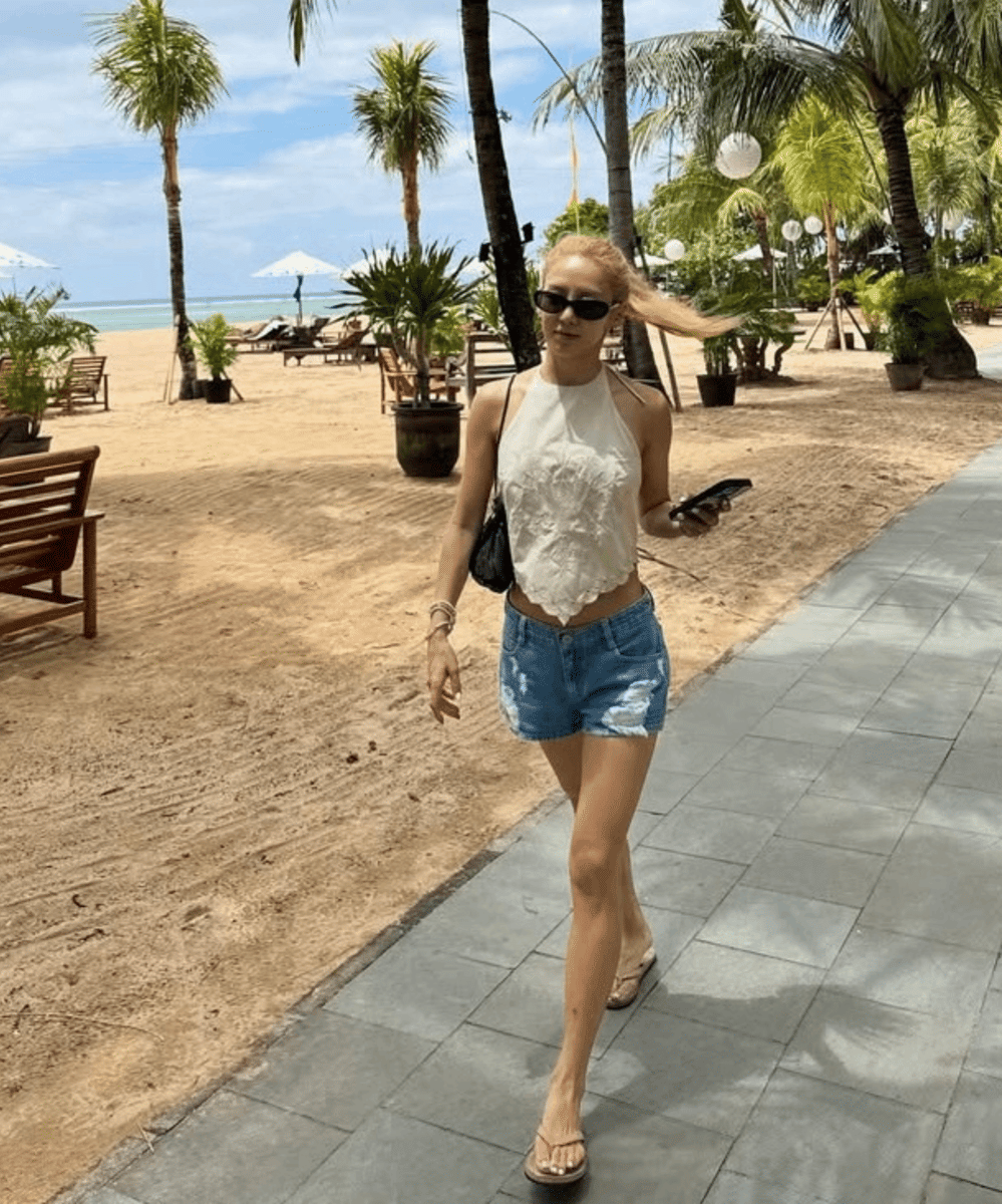 Inspirasi Gaya Simpel Artis Korea saat Liburan di Bali (8)
