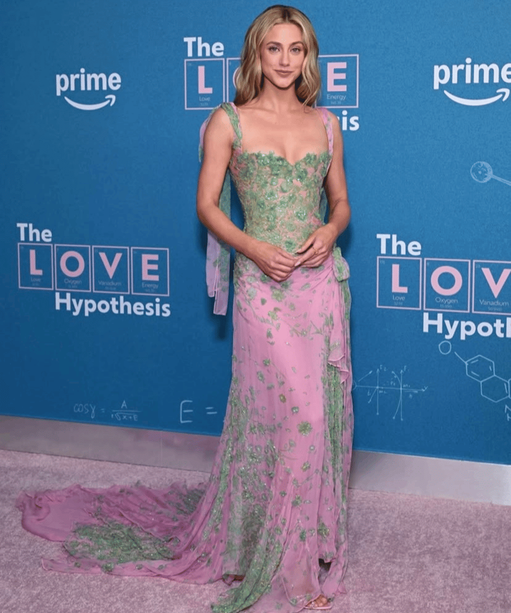  Gaya Manis Lili Reinhart saat Premiere The Love Hypothesis (2)