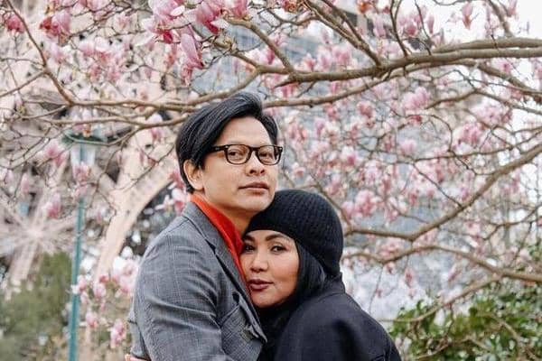 Sang mama dikenal aktif bersosialisasi