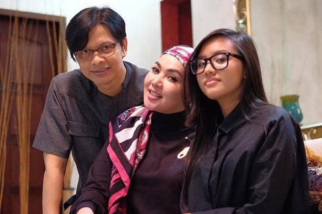 7 Fakta Keluarga Dewi Gita, Papanya Mantan Tentara