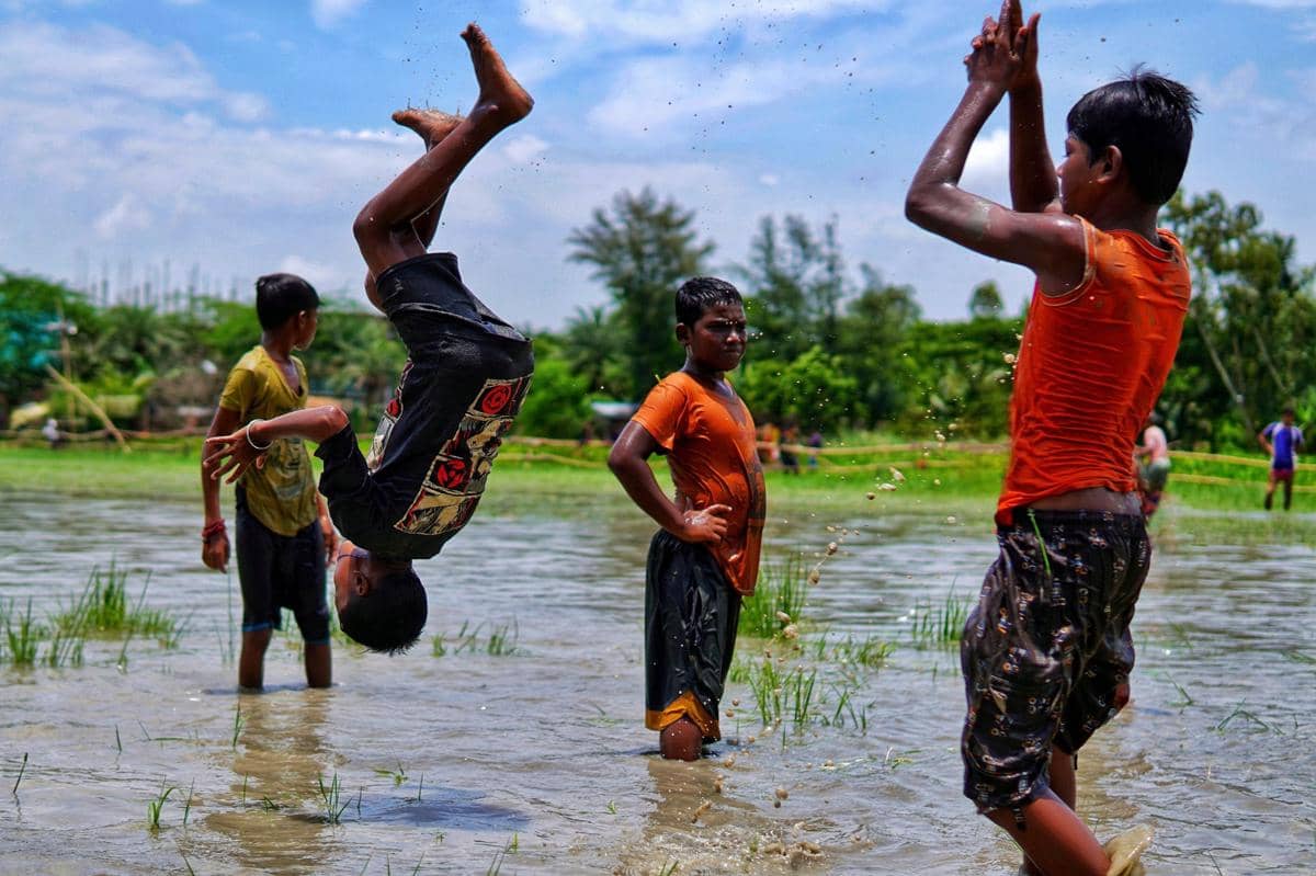 Anak laki-laki melakukan challenge back flip