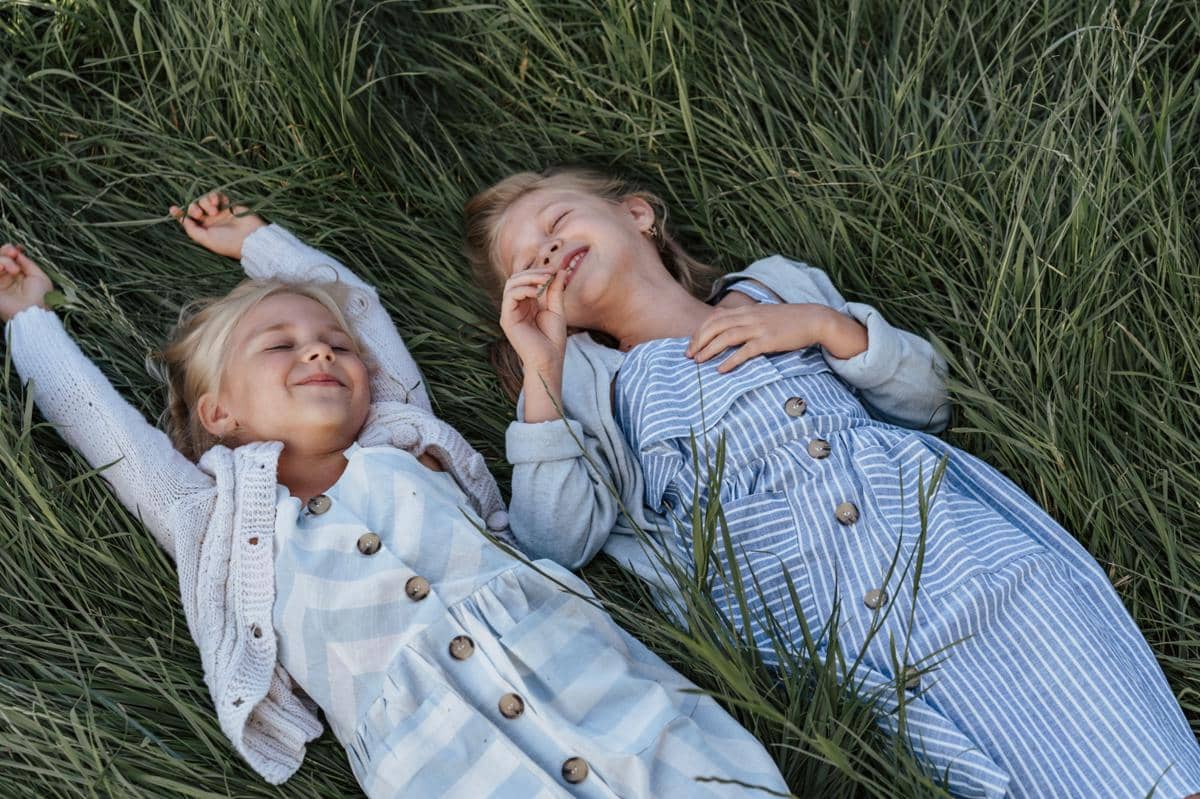 Anak tidur di atas rumput