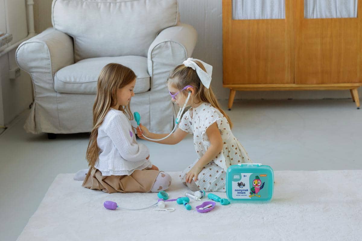 Anak perempuan bermain dokter-dokteran