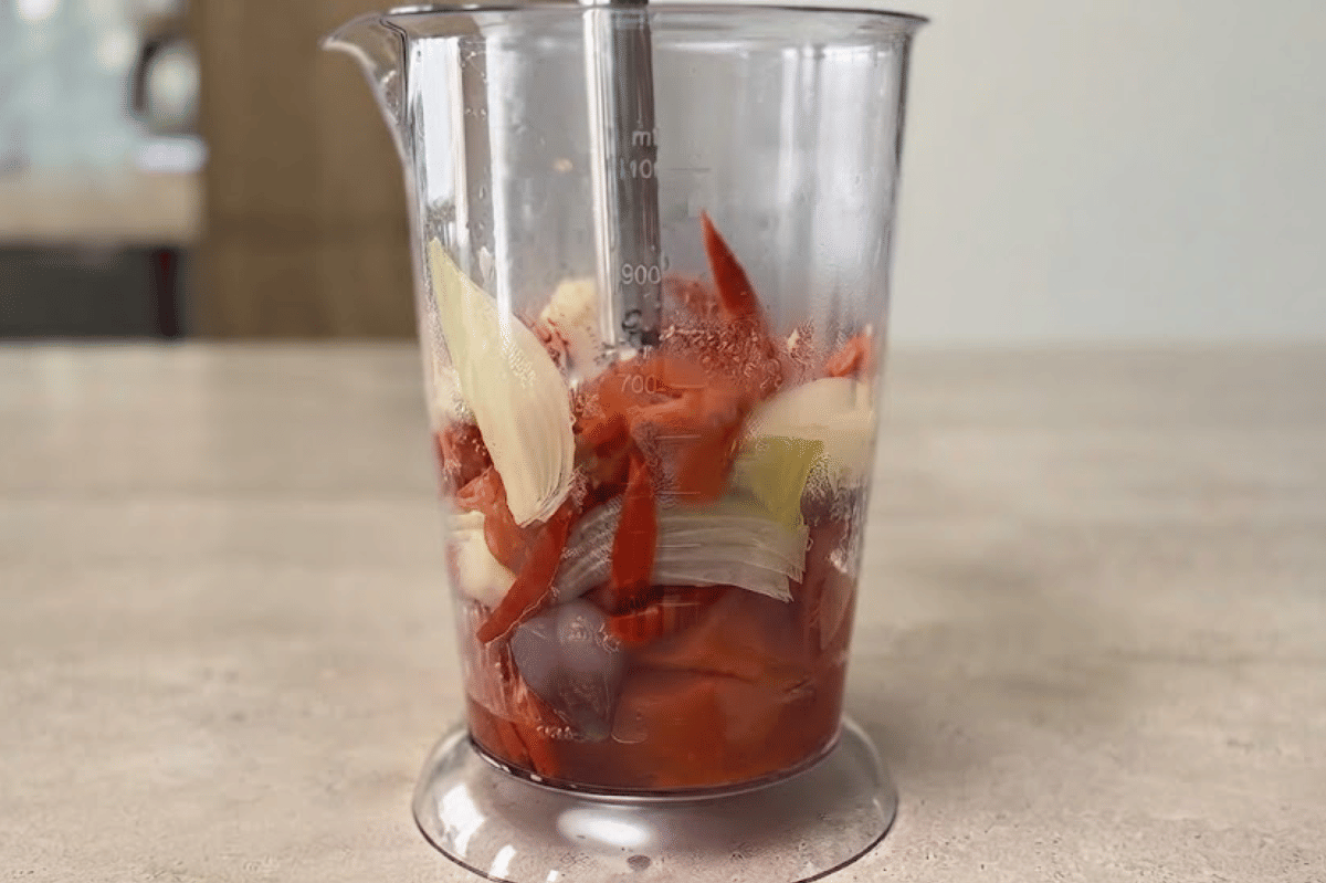 Blender semua bahan termasuk pepaya, cabai, dan bawang hingga halus