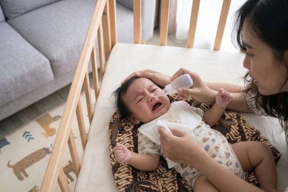 Cara membantu bayi tetap tidur nyaman saat sakit