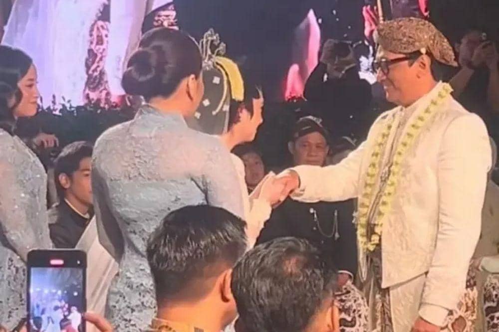 Momen Amanda mencium tangan Andre usai prosesi akad