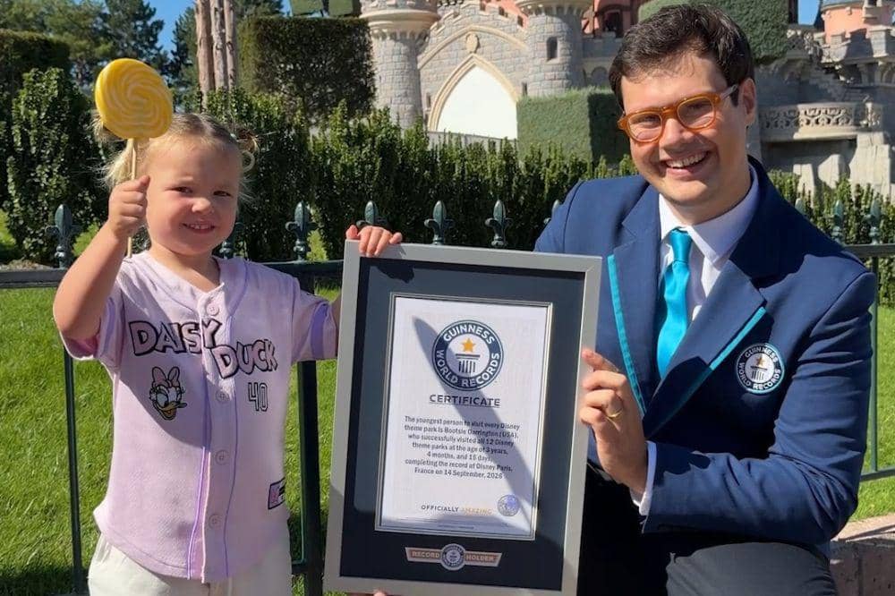 Balita 3 Tahun Raih Rekor Kunjungi 12 Disney Parks Dunia