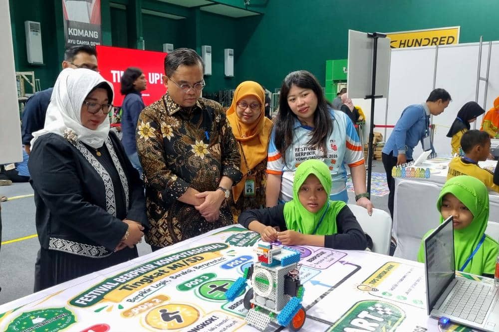 Murid SD diajak menciptakan robot bersama tim