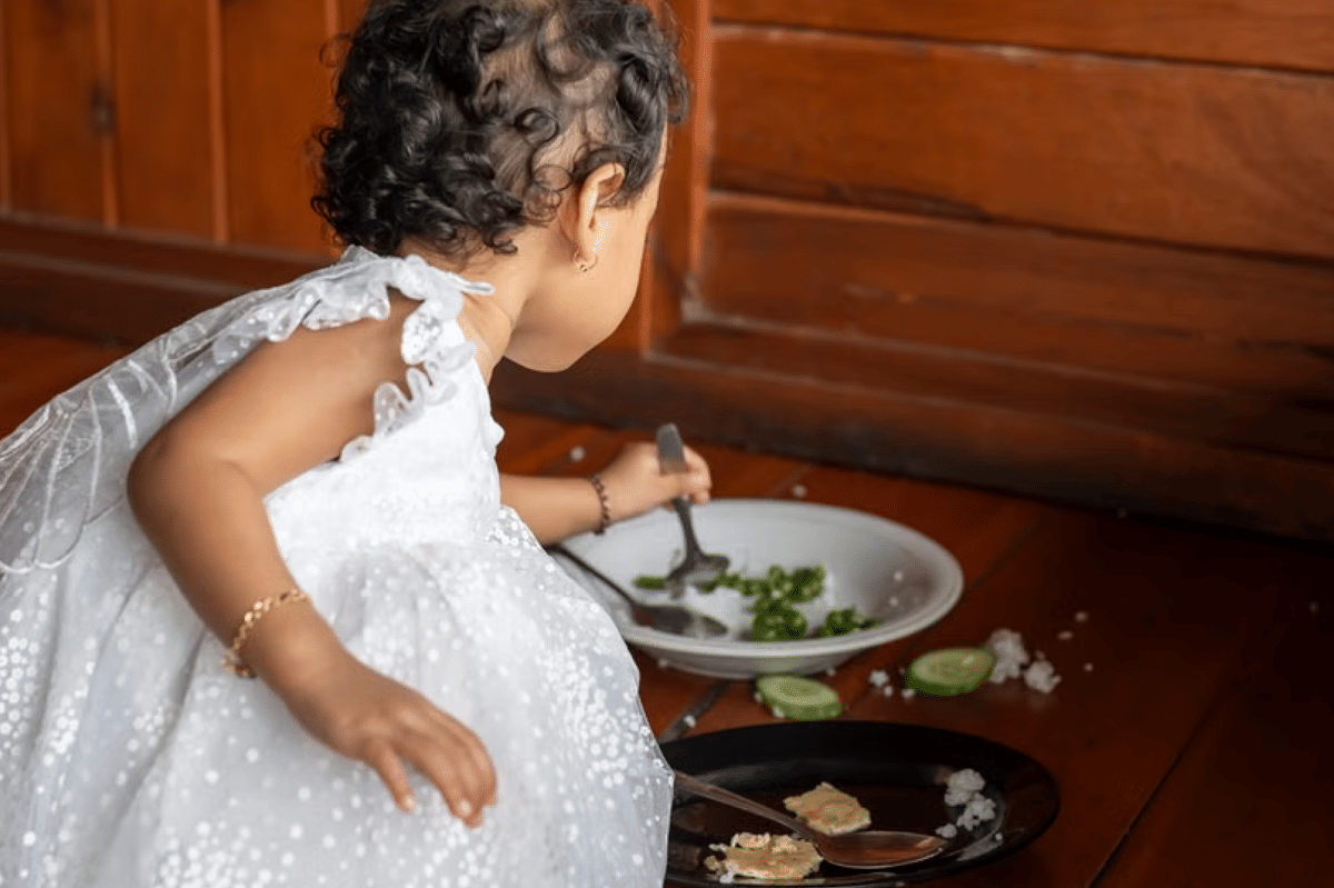 Jelaskan ke anak bahwa makanan yang jatuh itu tidak layak konsumsi lagi