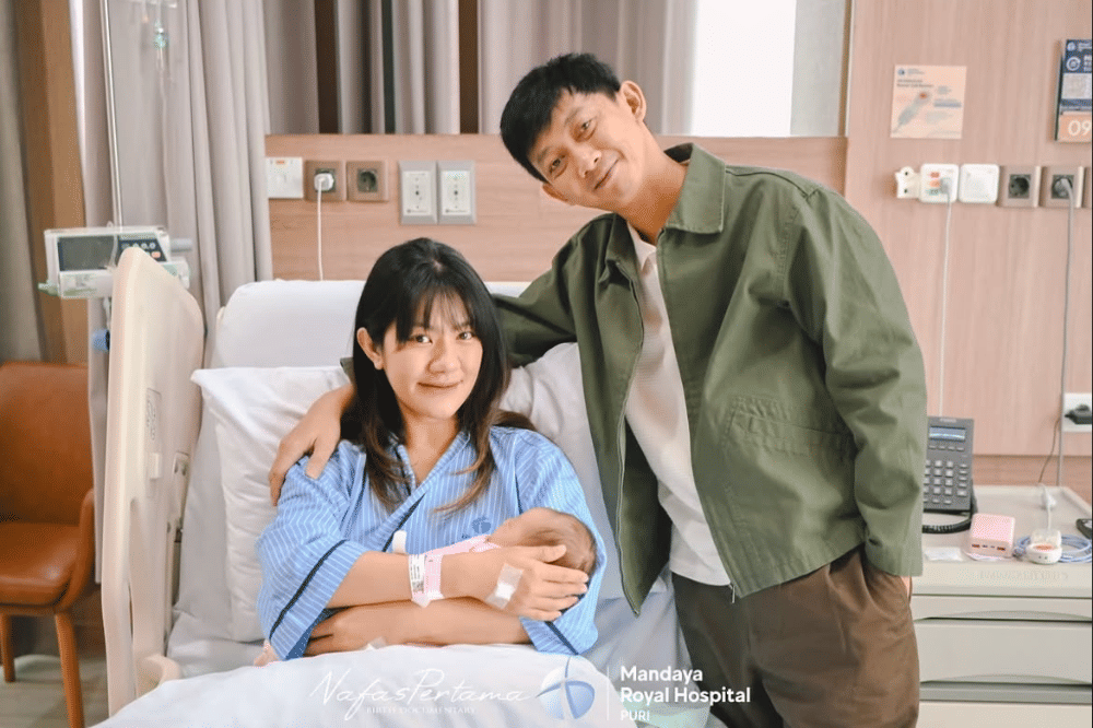 Yono Bakrie Haru Dampingi Vini Caroline Melahirkan Anak Pertamanya, Baby Viola