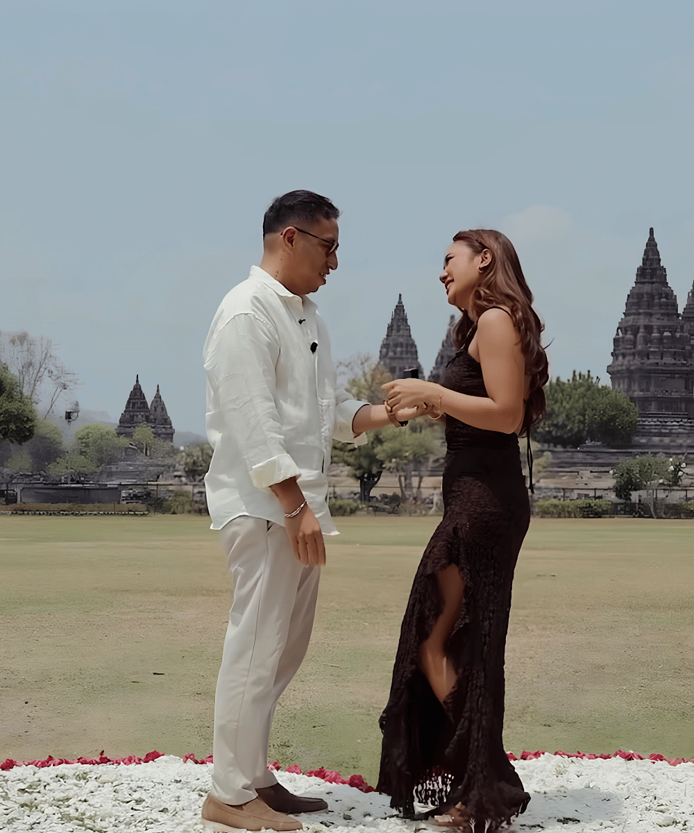 Tampil stunning dalam balutan long dress renda berwarna cokelat tua