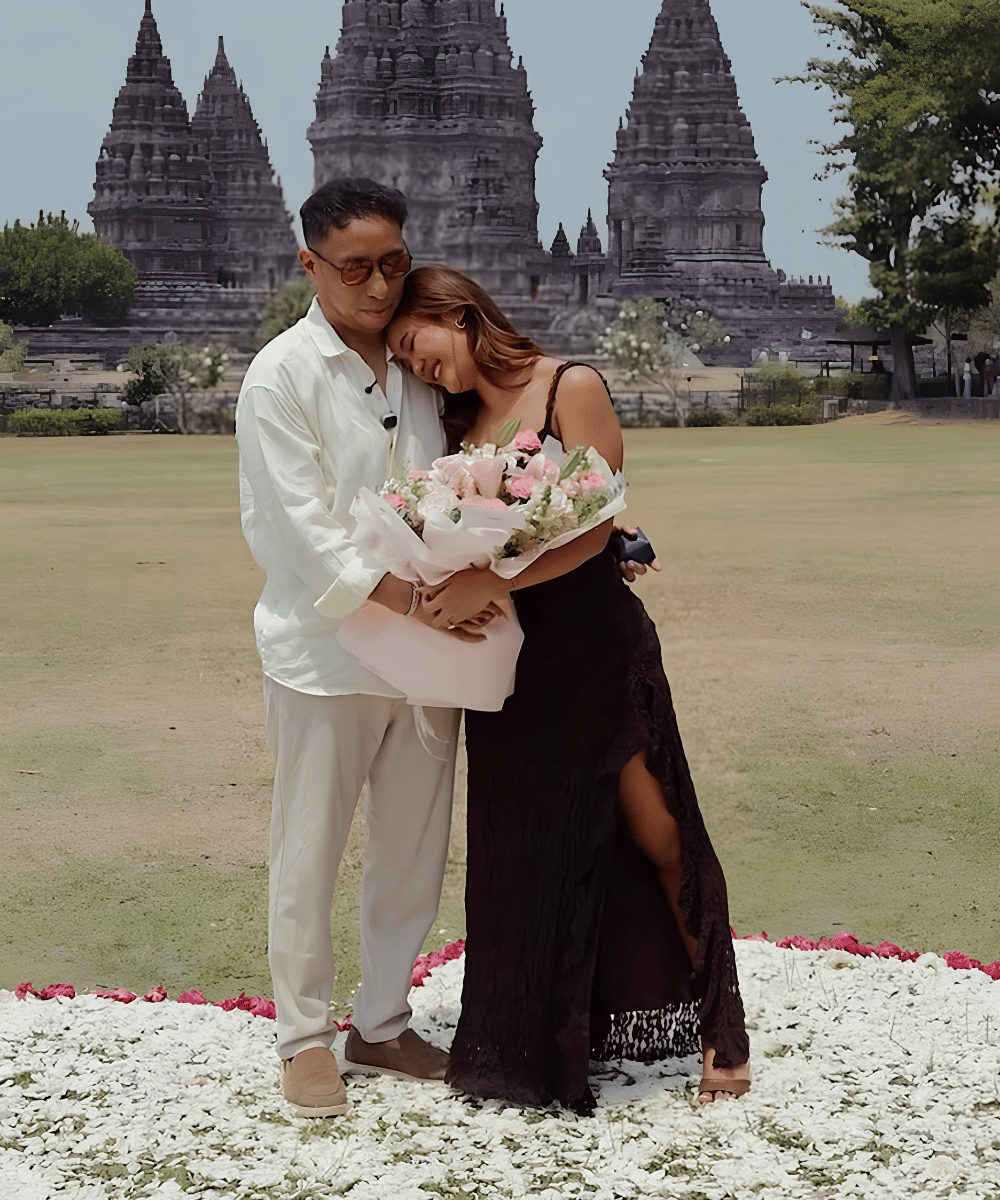 Aksen belahan tinggi (high slit) yang memberikan efek jenjang
