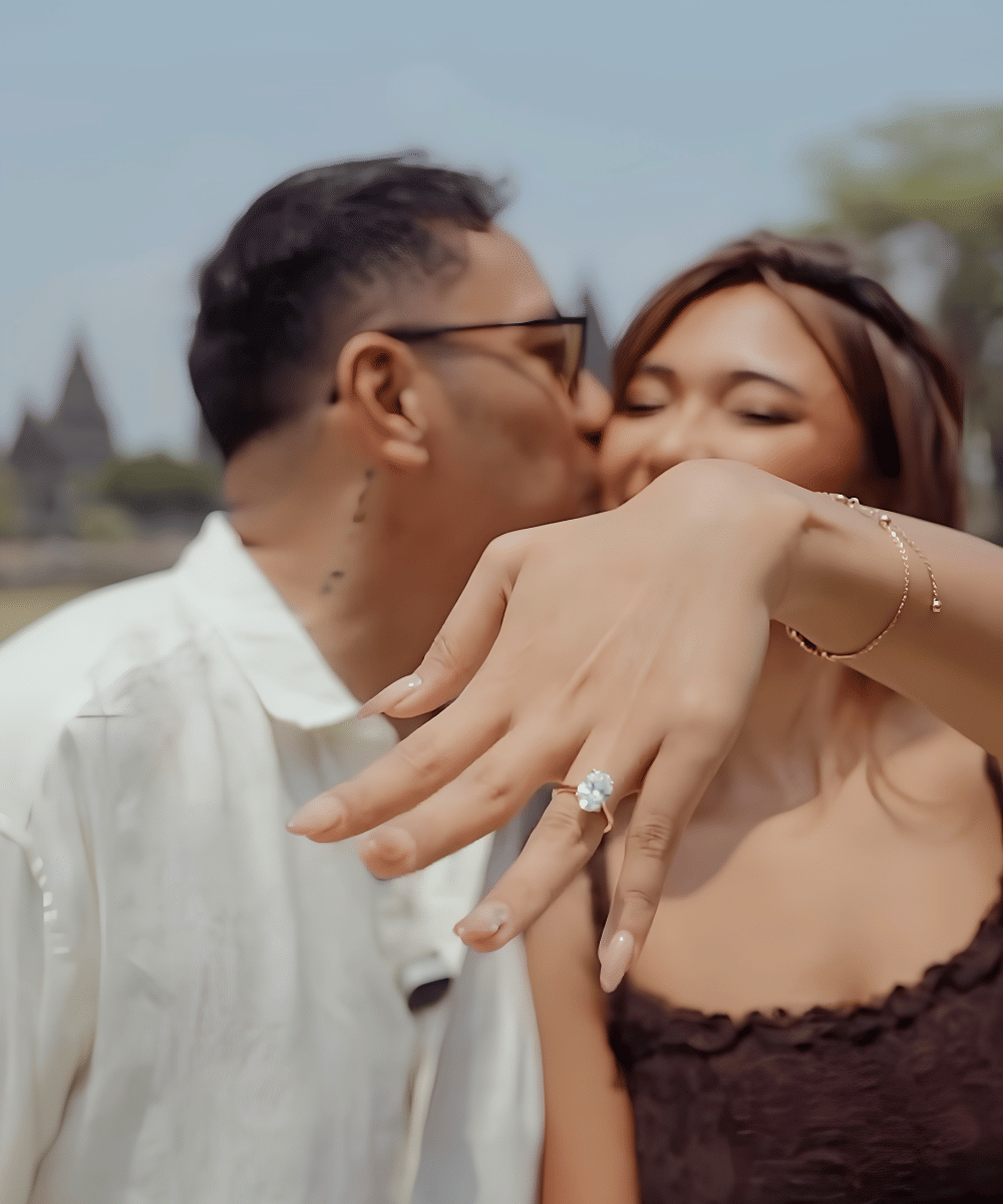 Sentuhan dekorasi kelopak bunga yang mempercantik momen