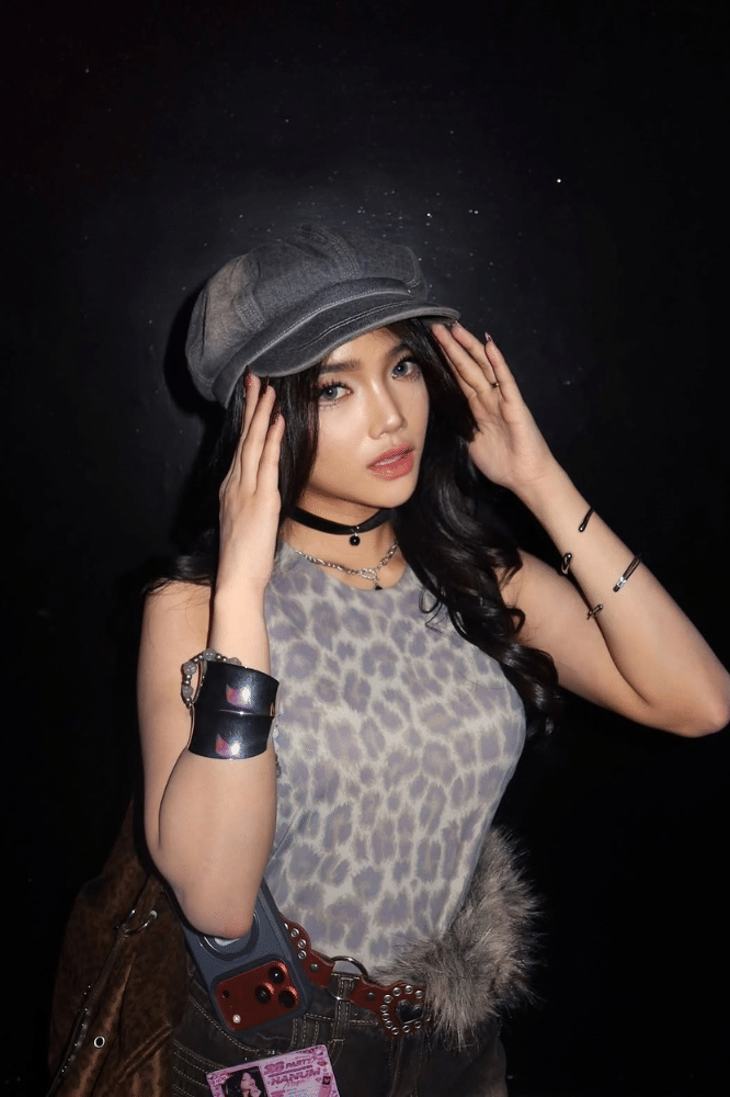 Fuji Tampil Edgy dengan Atasan Leopard