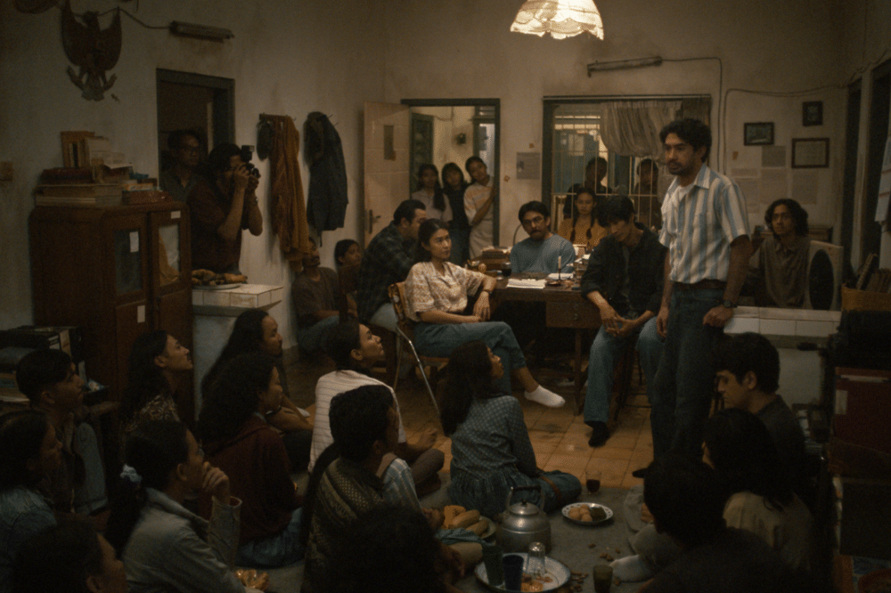 Film Laut Bercerita dipilih karena memiliki banyak pembaca dari kalangan muda