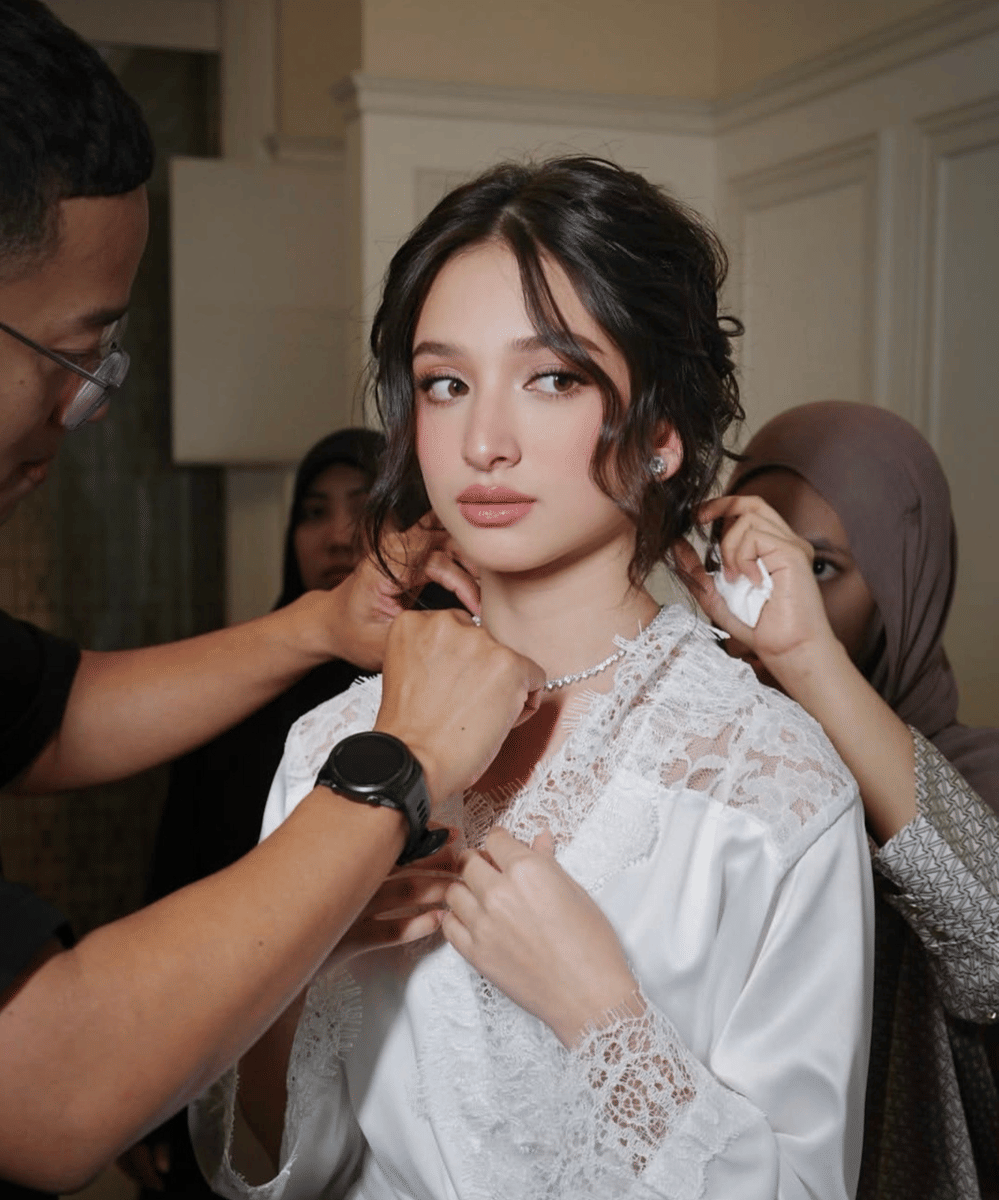 Penampilan makeup dan gaya rambut Nevy Tania (2)