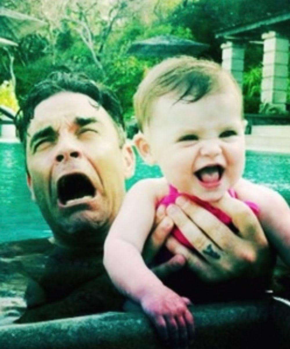 Robbie Williams pernah menulis lagu khusus untuk putrinya ini