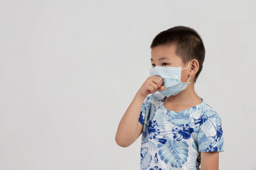 Anak pakai masker