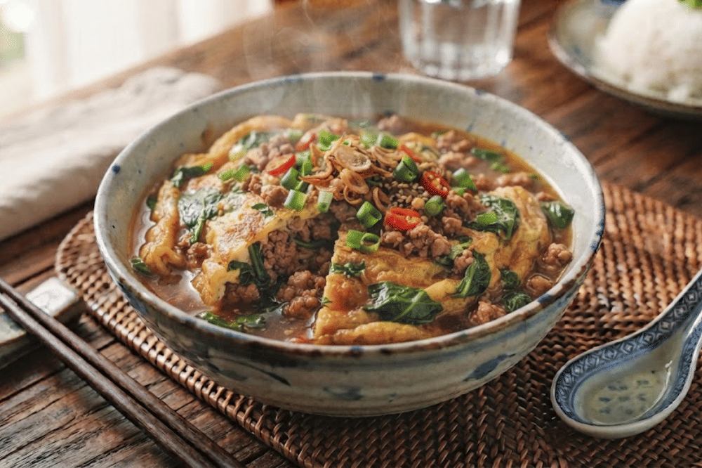 Omelet daging cincang daun katuk