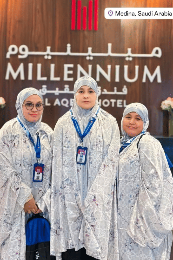 Tiba di Tanah Suci, Mita The Virgin Tampil Serasi dengan Keluarga