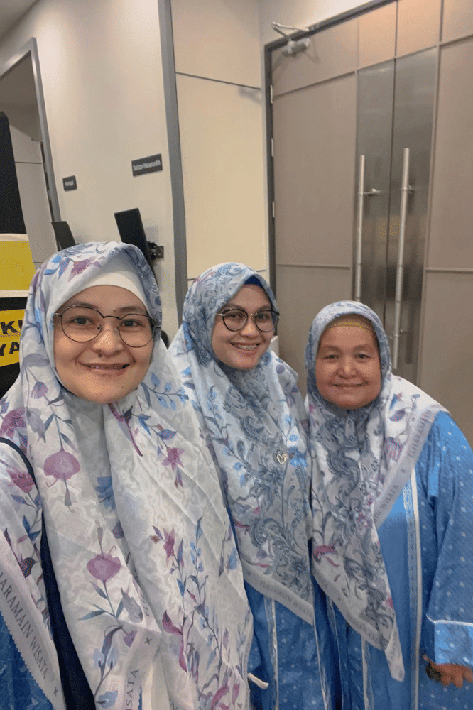 Berangkat umrah bersama ibu dan adik