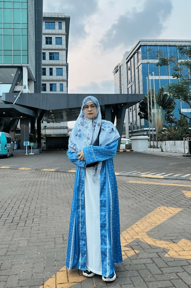 Kenakan seragam umrah bernuansa biru