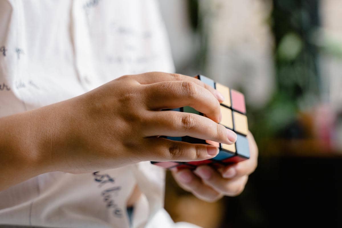 Zhizhi menguasai lebih dari 1.300 algoritma Rubik's Cube