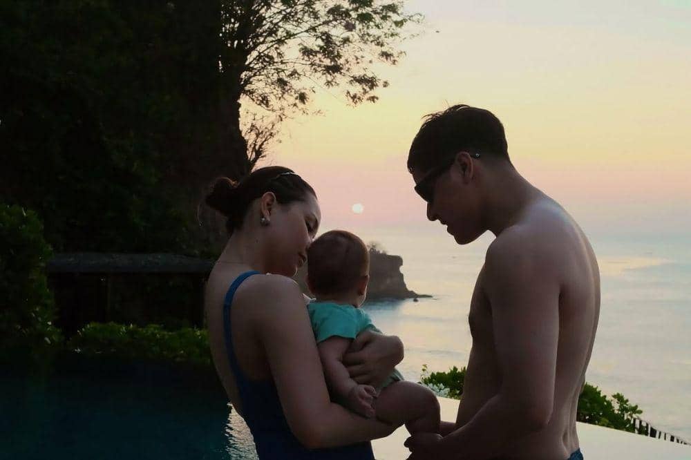 Kehangatan keluarga kecil Al dan Alyssa saat menikmati sunset