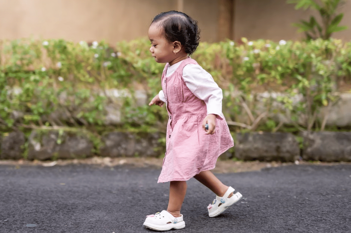 Kemampuan anak berjalan dan berlari juga ikut berkembang