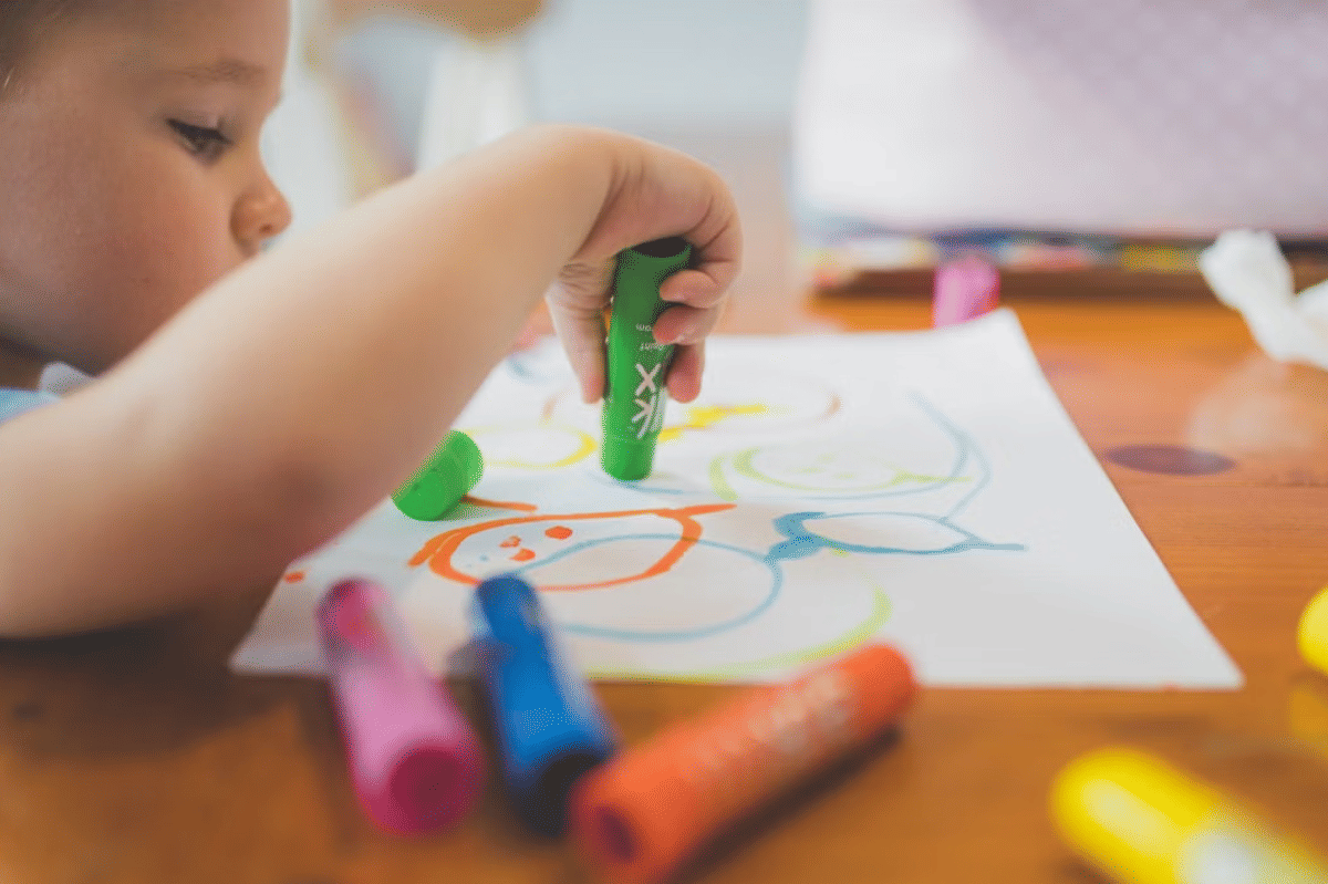 Anak mulai menyukai untuk menggambar sesuatu