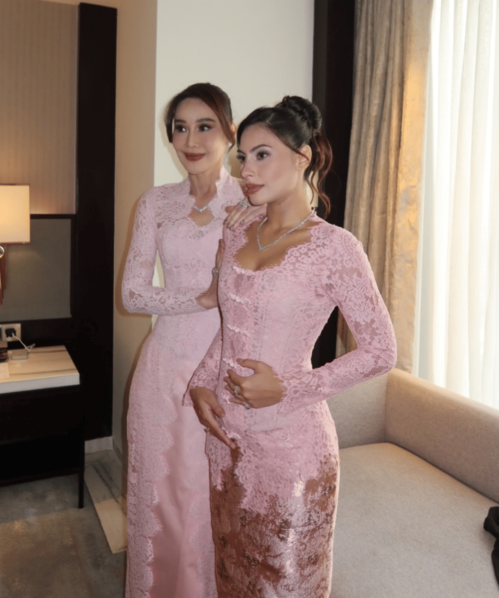 Ina dan Valerie Thomas tampil anggun dengan sentuhan tradisional