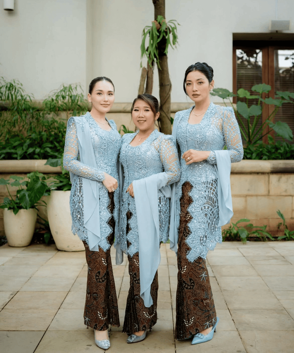 Inspirasi Gaya Kondangan ala Ayu Ting-Ting, Hesti, dan Kiky (3)
