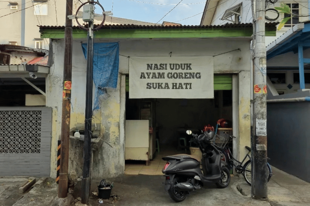 Nasi uduk ayam goreng suka hati