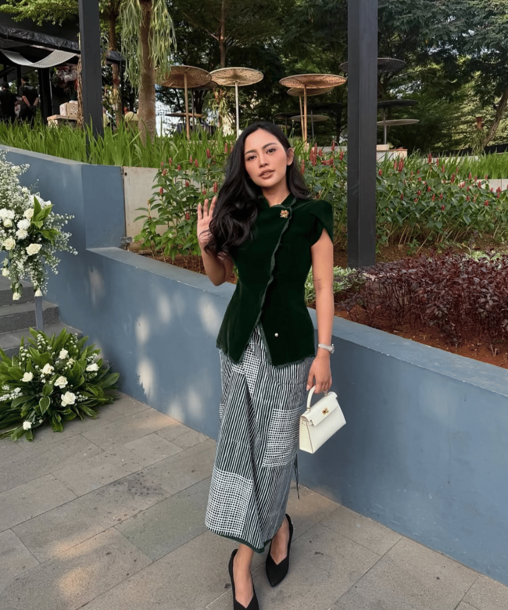 Elegan dengan atasan beludru hijau dan kain lilit