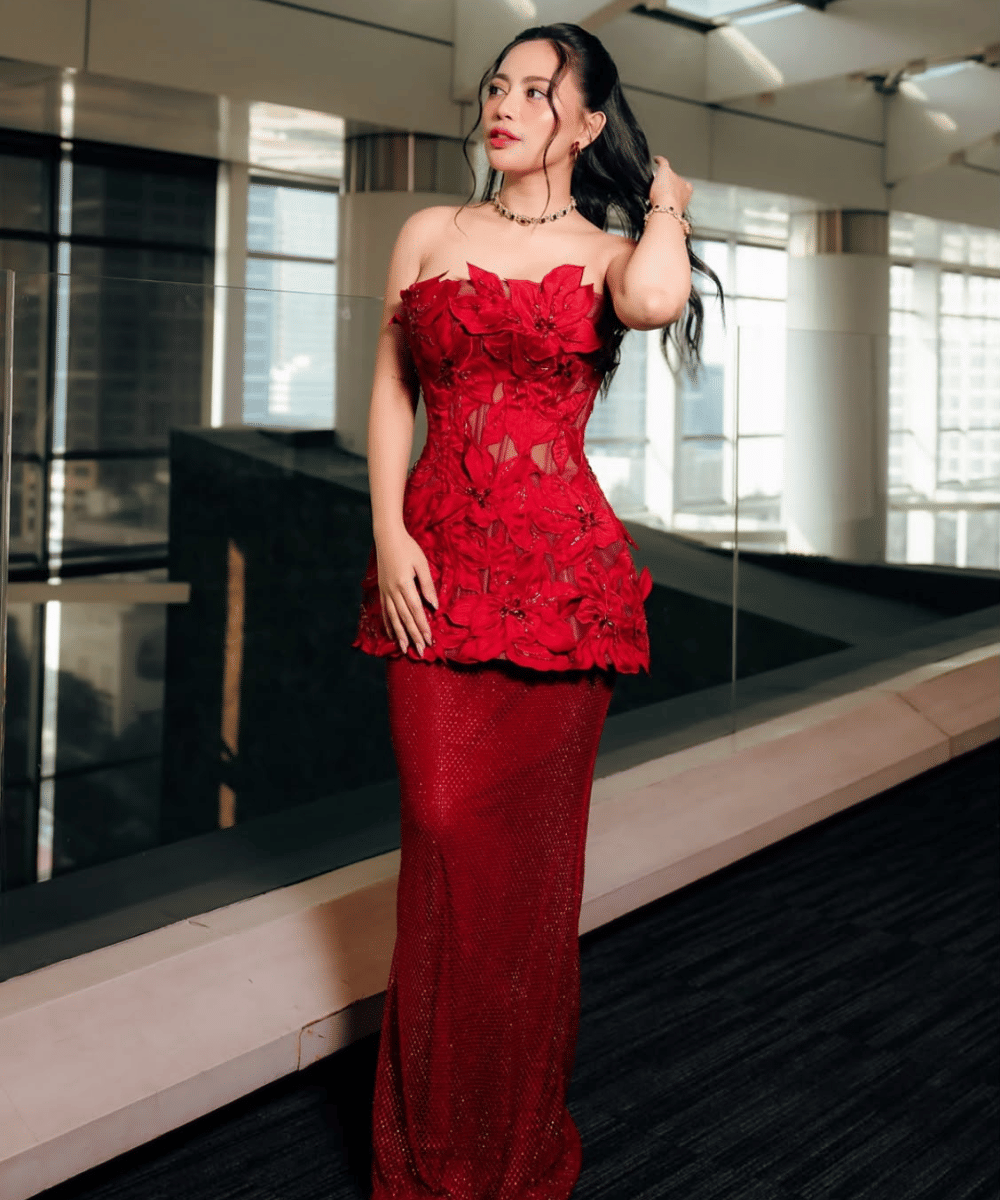 Gaun merah glamor dengan detail tekstur bunga
