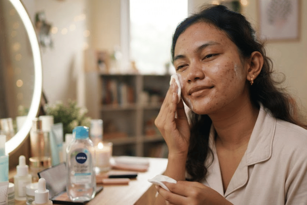 Membersihkan wajah dengan pembersih berbahan lembut