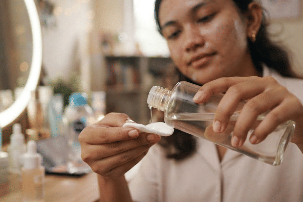 Mengaplikasikan toner hidrasi untuk menyegarkan kulit