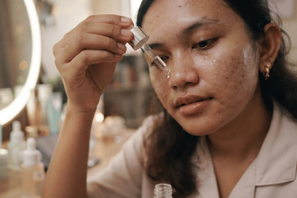 Menggunakan serum kaya antioksidan seperti vitamin C