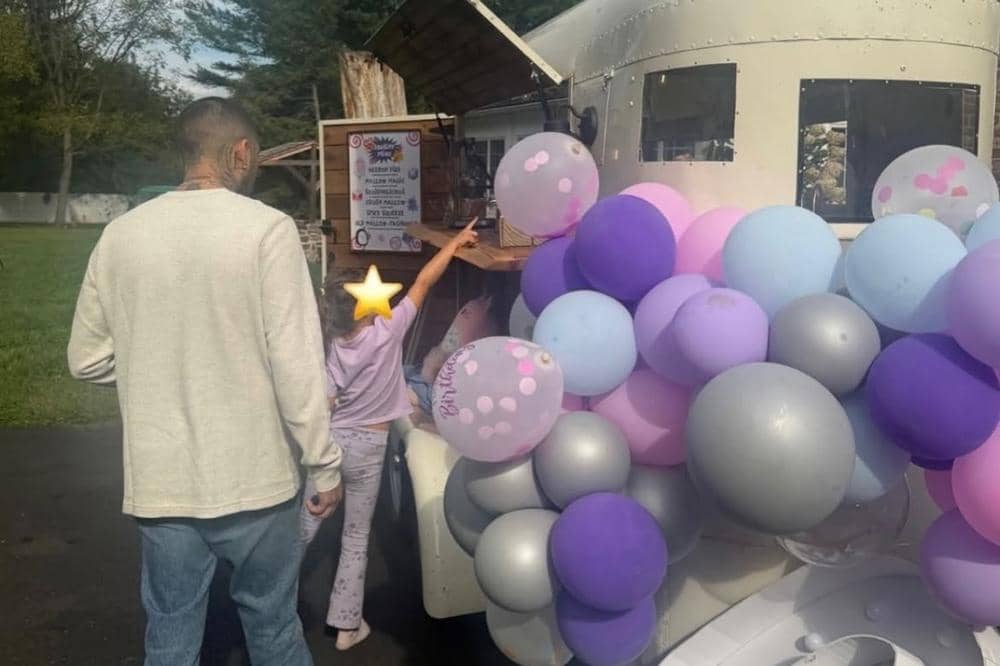 5 Momen Zayn Malik Rayakan Ultah Khai ke-6, Ajak ke Taman Hiburan