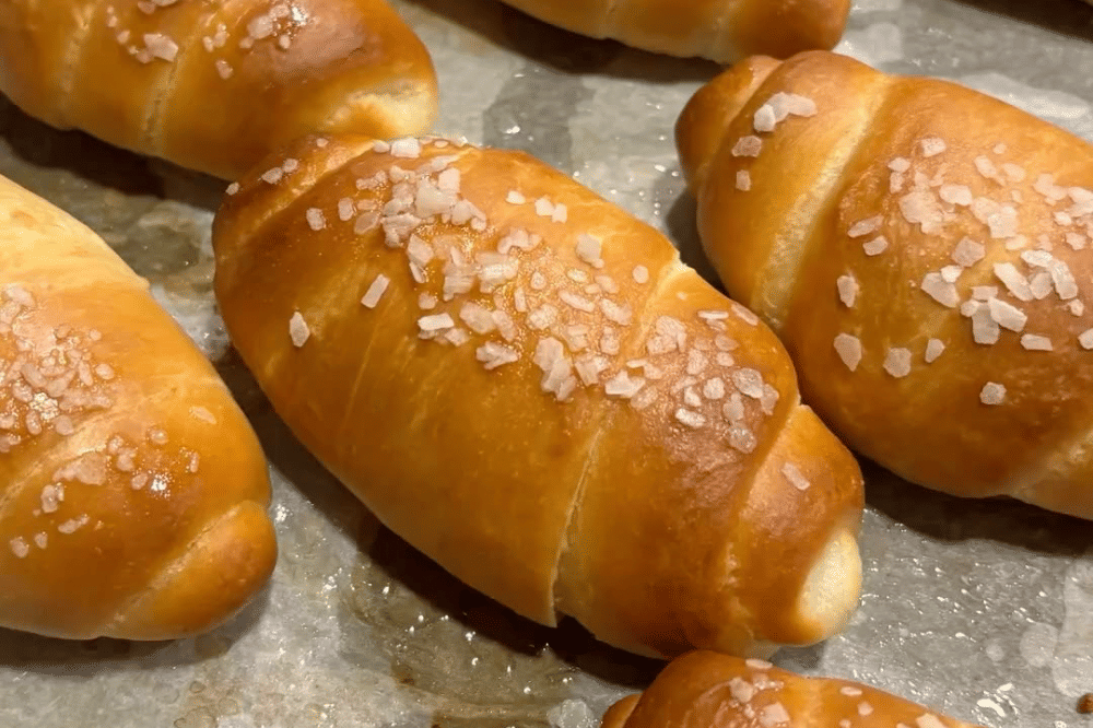 Permukaan salt bread tidak retak dan kurang crispy