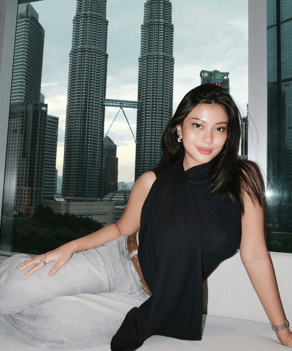 Gaya Outfit Kasual hingga Formal ala Hanum Mega (7)