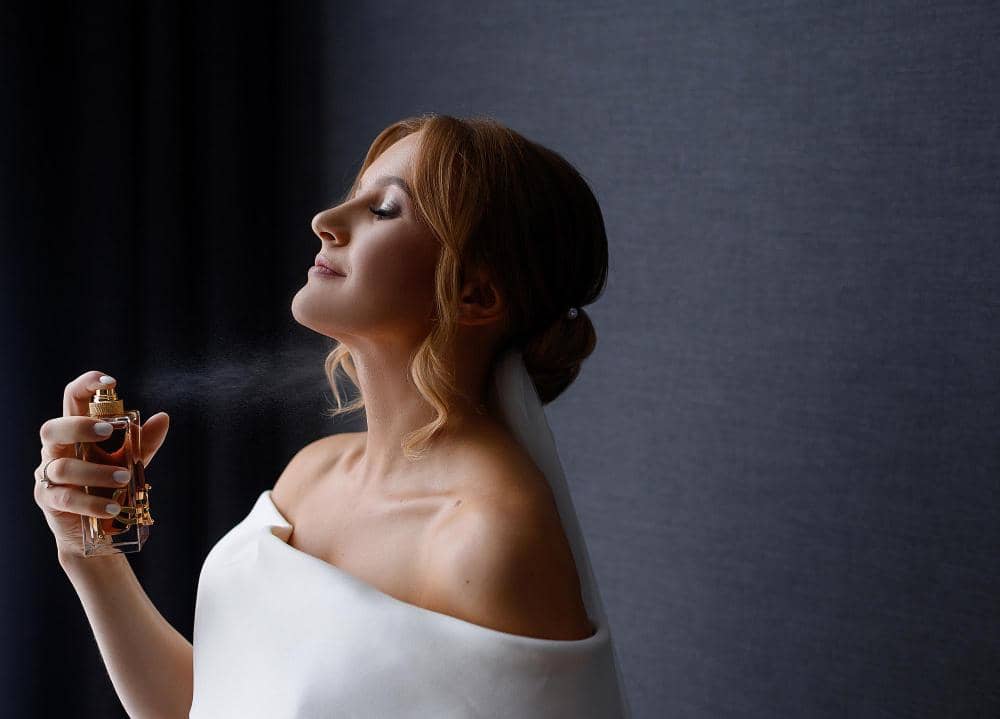 ilustrasi wanita memakai parfum
