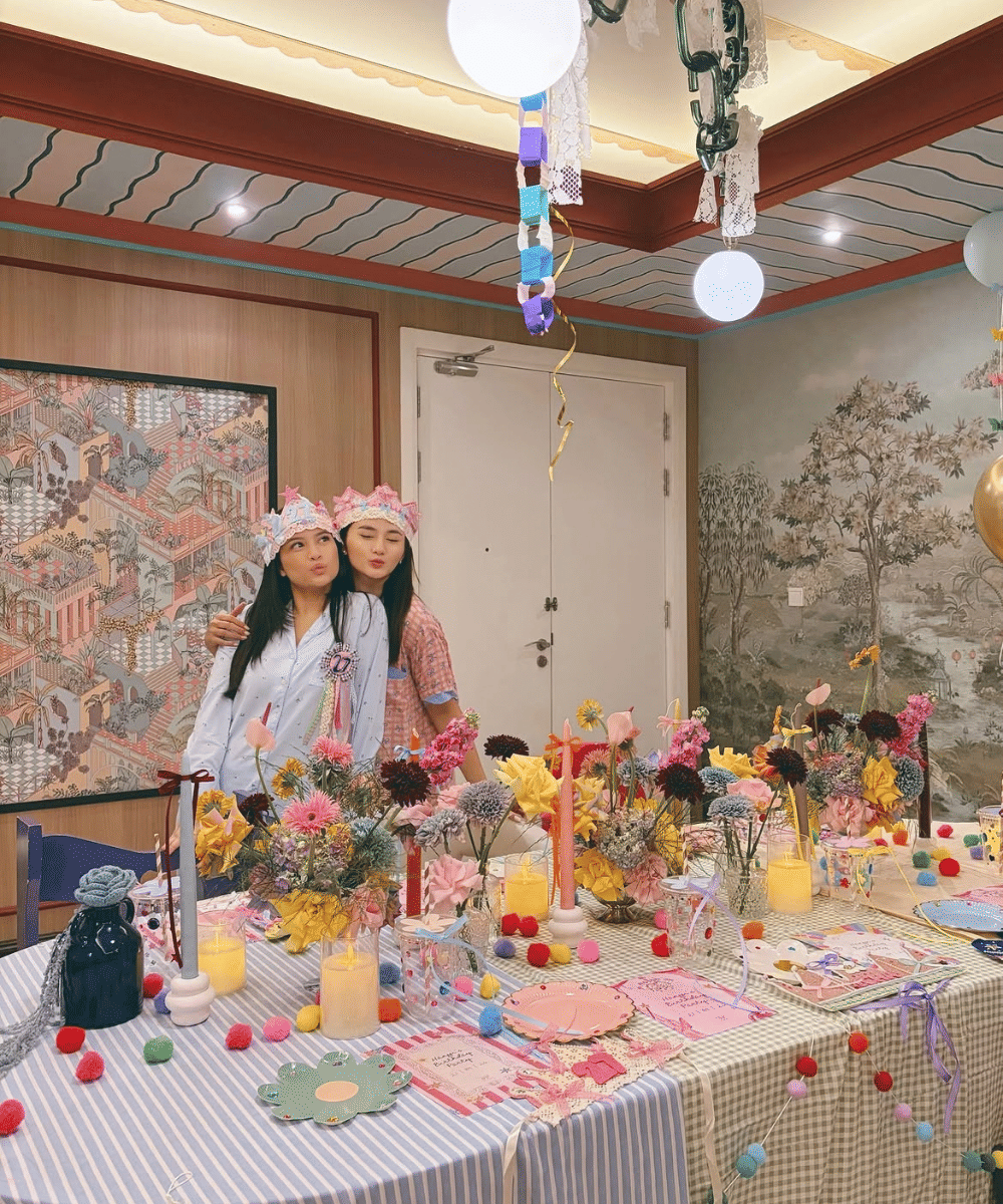 Perayaan ulang tahun Hanggini dihiasi dekorasi penuh warna dan bunga