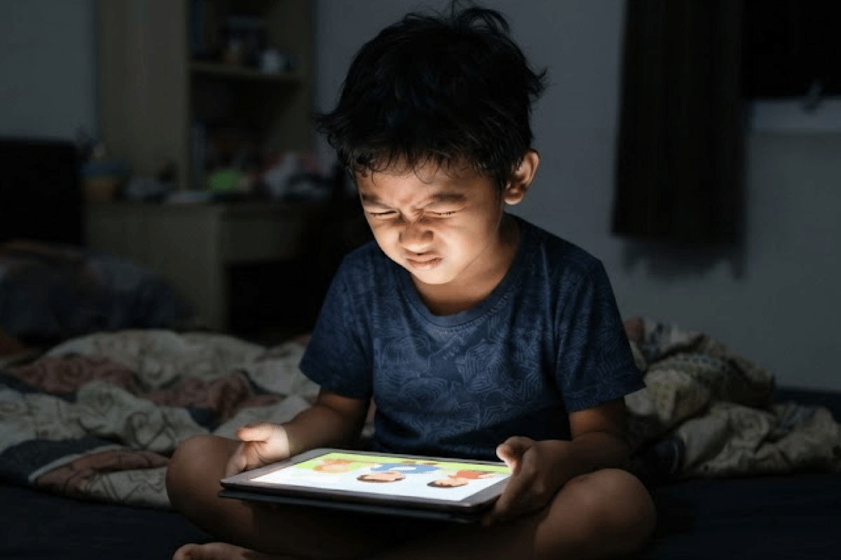 Mata Anak Sering Menyipit? Bisa Jadi Tanda Kelainan Refraksi 