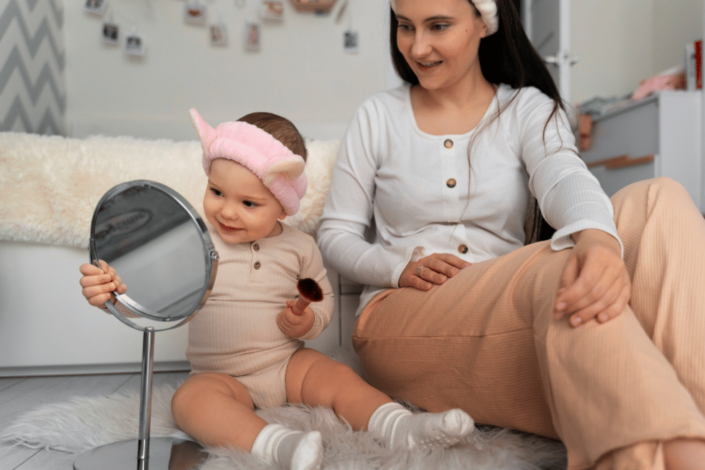Apa yang dilihat bayi saat bercermin?