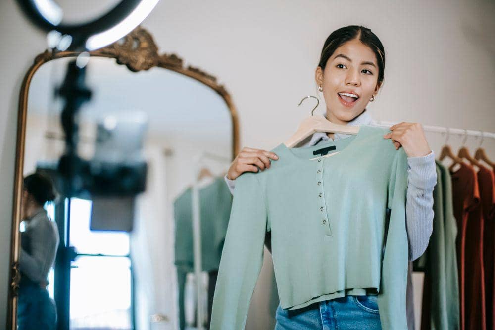 Background bersih dan clothing rack bikin konten lebih menarik